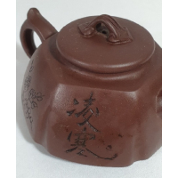 Mooi bewerkt Yixing trekpotje, gemerkt